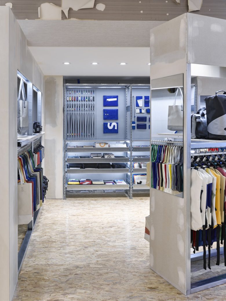 витрины с товаром FREITAG POP-UP STORE LUCERNE