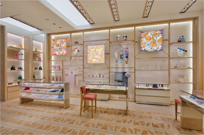 витрины с товаром у стены Louis Vuitton store