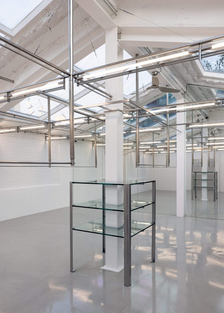 витрины со стеклянными полками Cost per Kilo flagship store