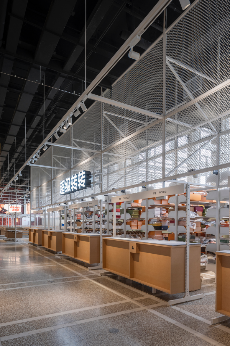 витрины со столами Super Zhuanzhuan store