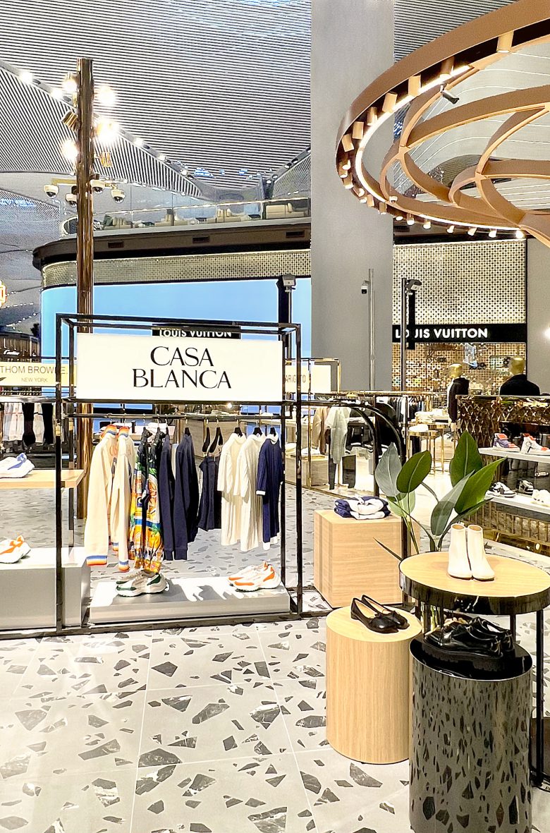 витрины столики с обувью LUXURY SQUARE NEW INTERNATIONAL AIRPORT ISTANBUL