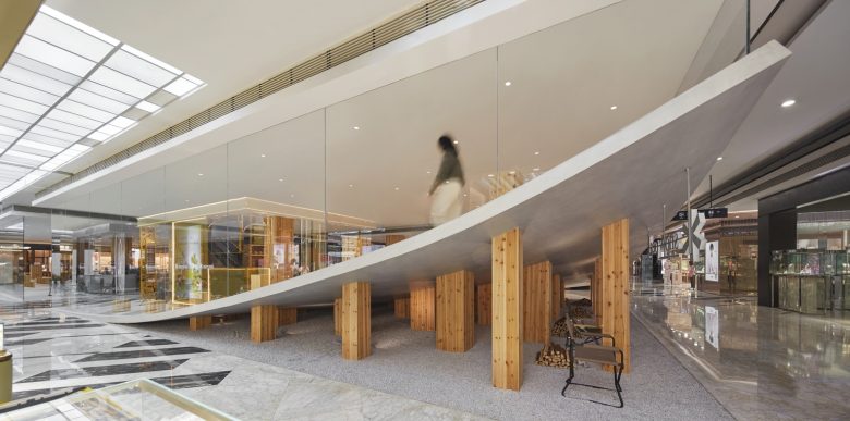 высокий подиум с одиночными витринами Snow Peak с другой стороны