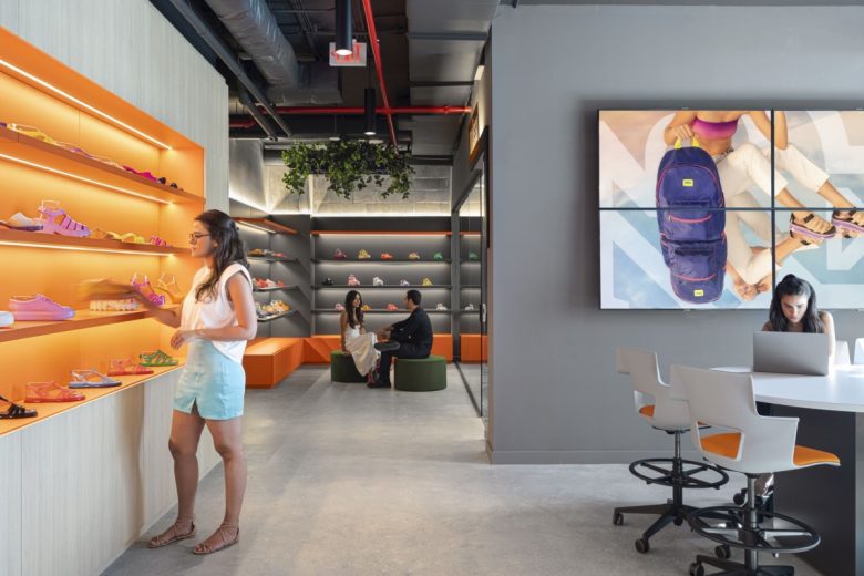 выставочная витрина с обувью Grendene Global Headquarters