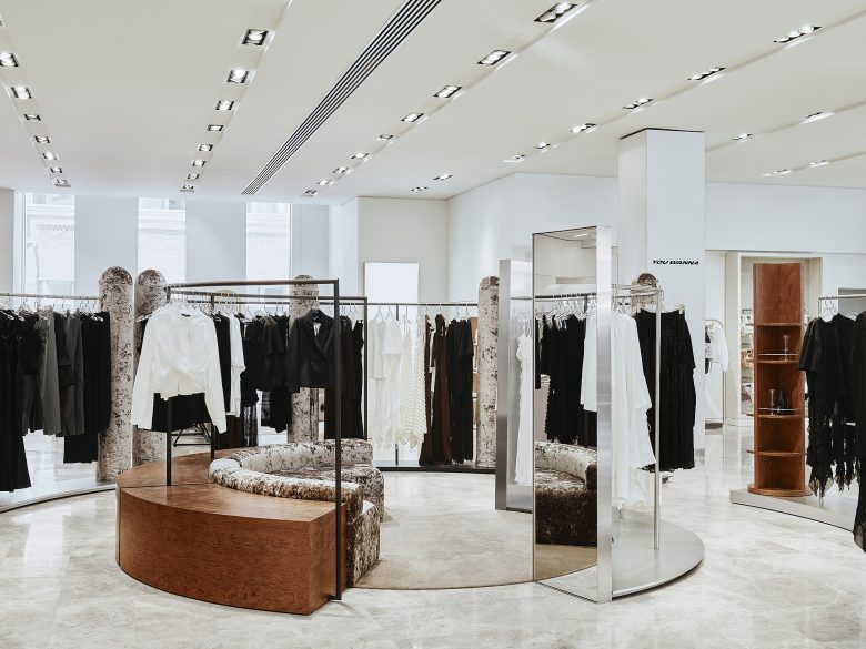 выставочный зал круглый с зеркалом Corner “You wanna” in TC “Tsvetnoy”