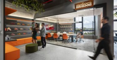 выставочный зал с обувью Grendene Global Headquarters