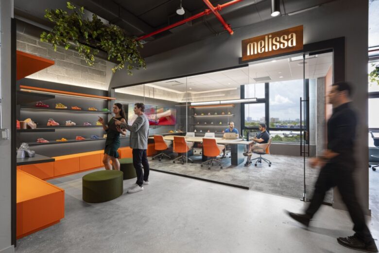 выставочный зал с обувью Grendene Global Headquarters