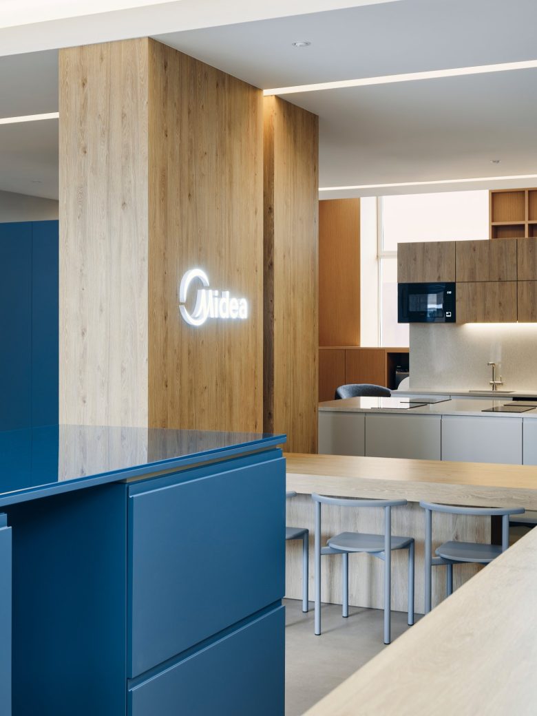 выставочный зал с продукцией Midea Showroom