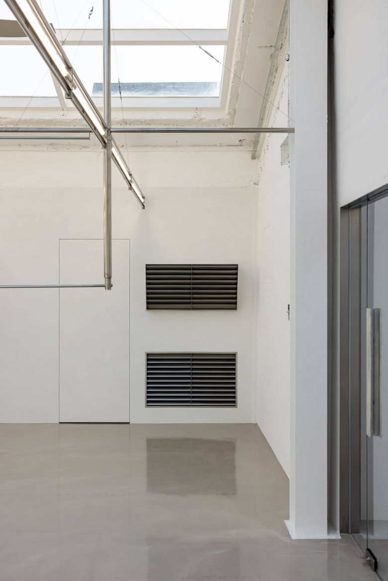 вытяжка в стене Cost per Kilo flagship store