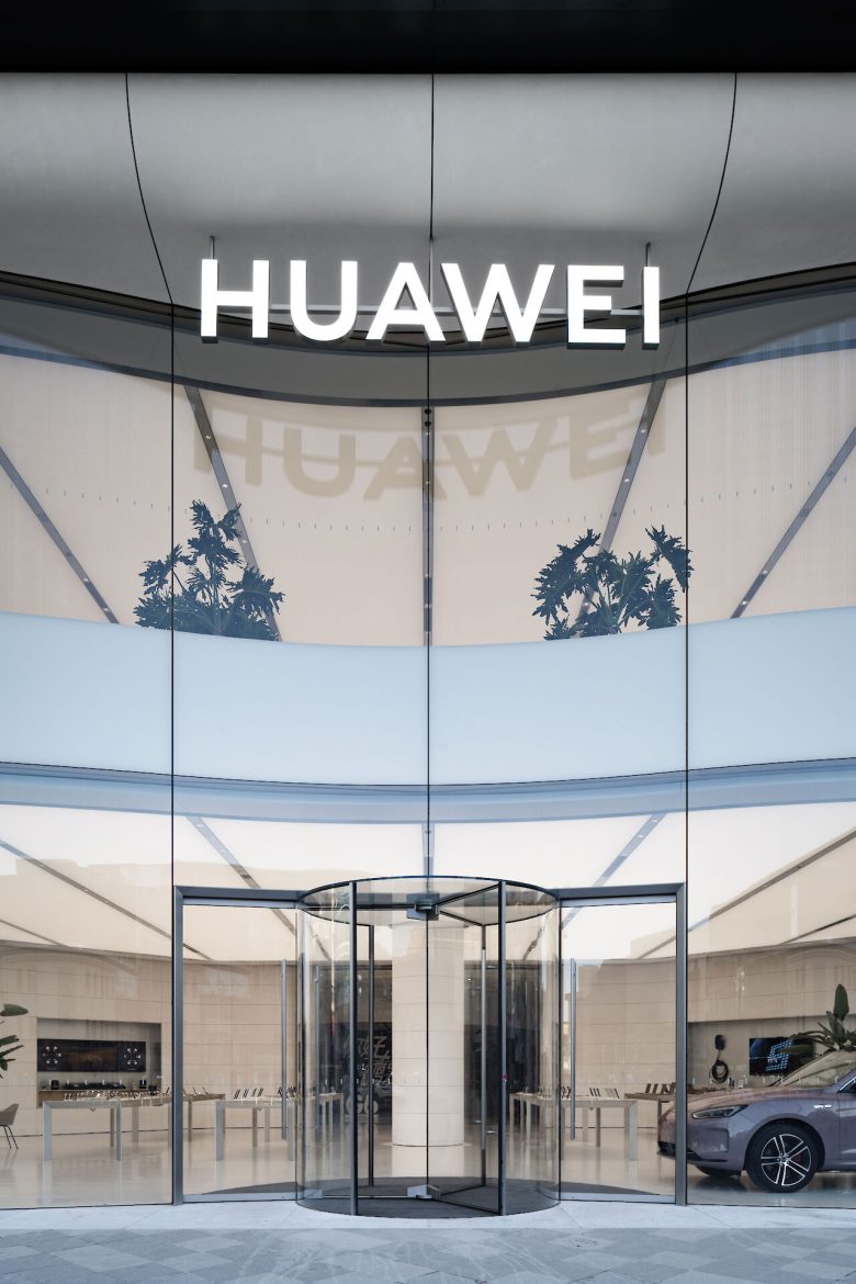 вывеска Huawei Flagship Store