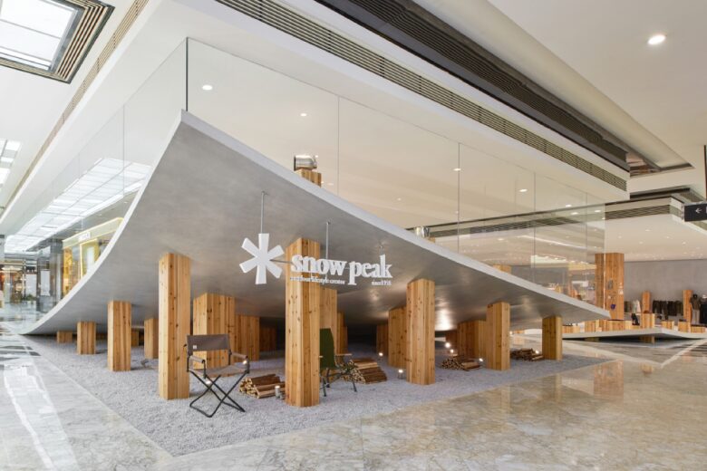 вывеска магазина Snow Peak