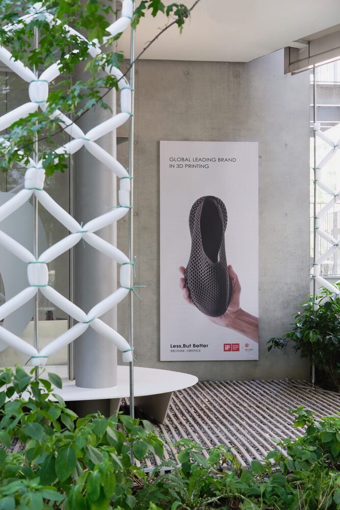 вывеска продукции на стене STARAY