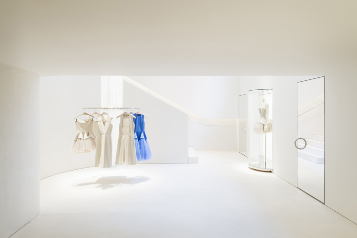 Чудесный дизайн интерьера магазина женской одежды Christopher Kane в Лондоне