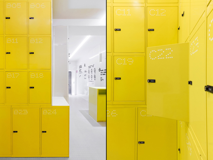Яркий дизайн интерьера: белые номера на шкафчиках