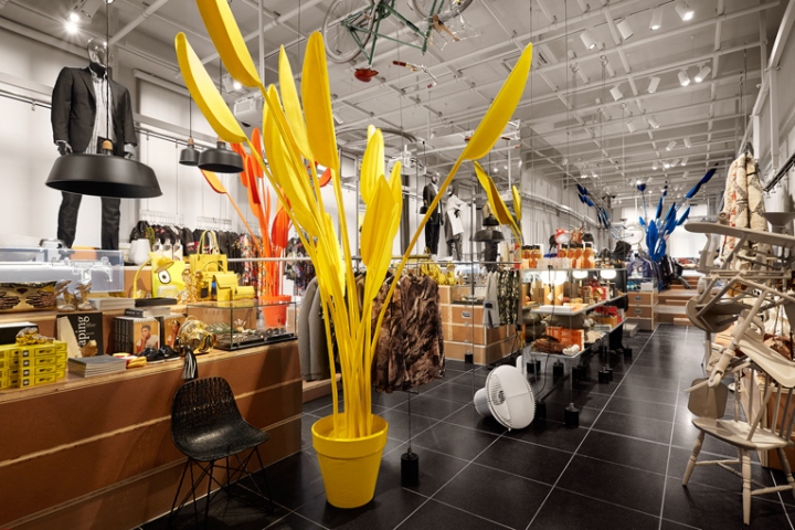 Яркий дизайн магазина X Bank в Голландии - витрины-ящики, металл и трубы