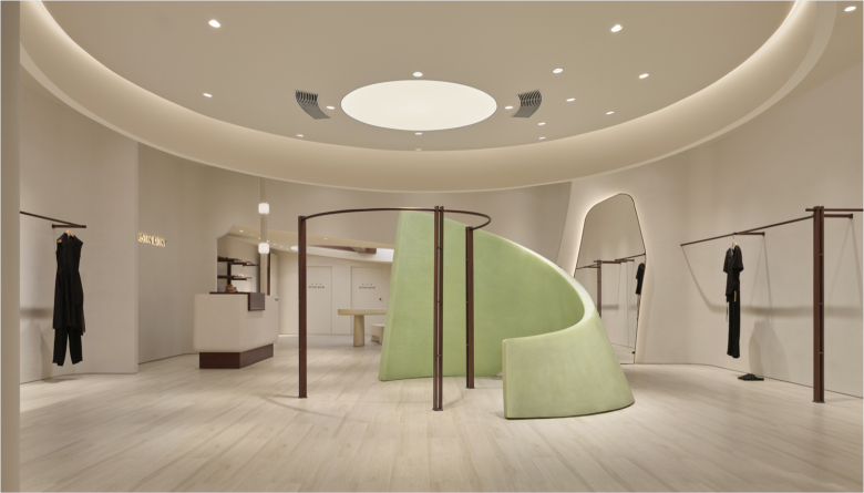 зал Distin Kidny с вешалами