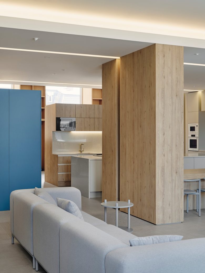 зал Midea Showroom мягкий белый диван