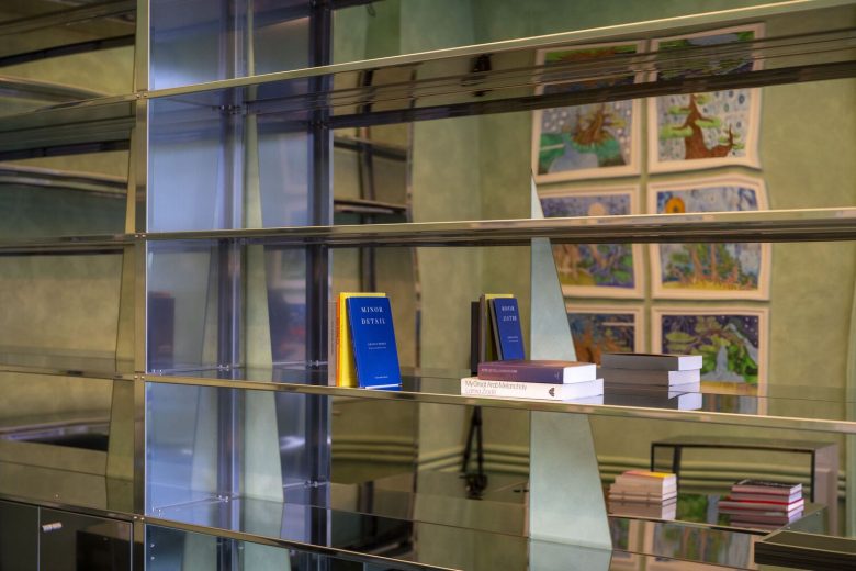 зал полки с книгами Ibraaz Art Space