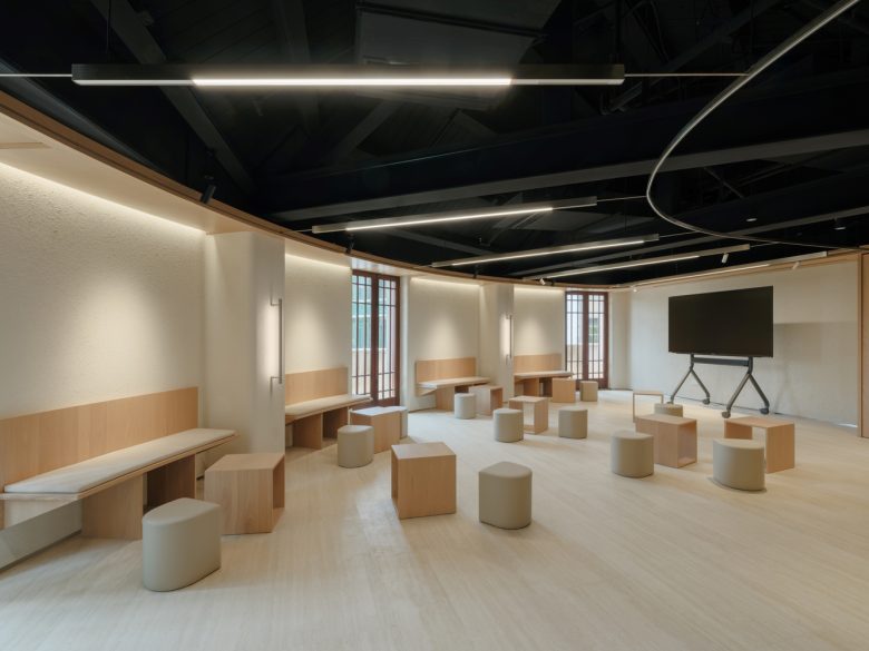 зал презентаций с пуфами Nikon Shanghai Flagship Store 2.0