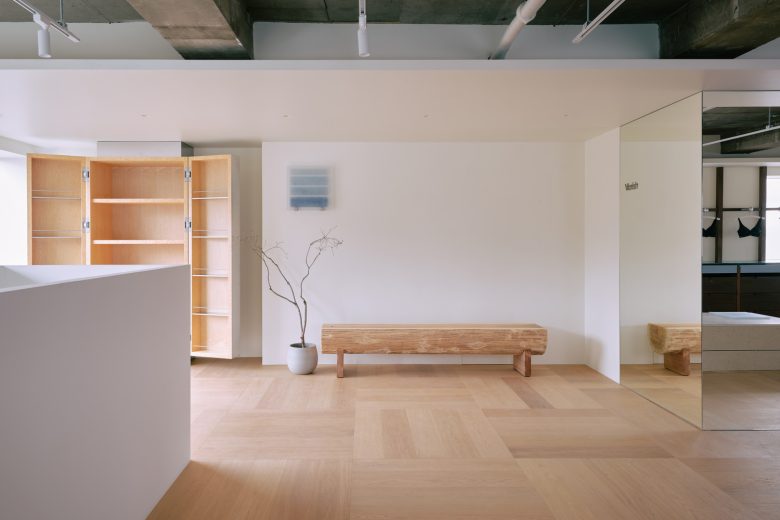 зал с большими зеркала Verish от Studio Tama