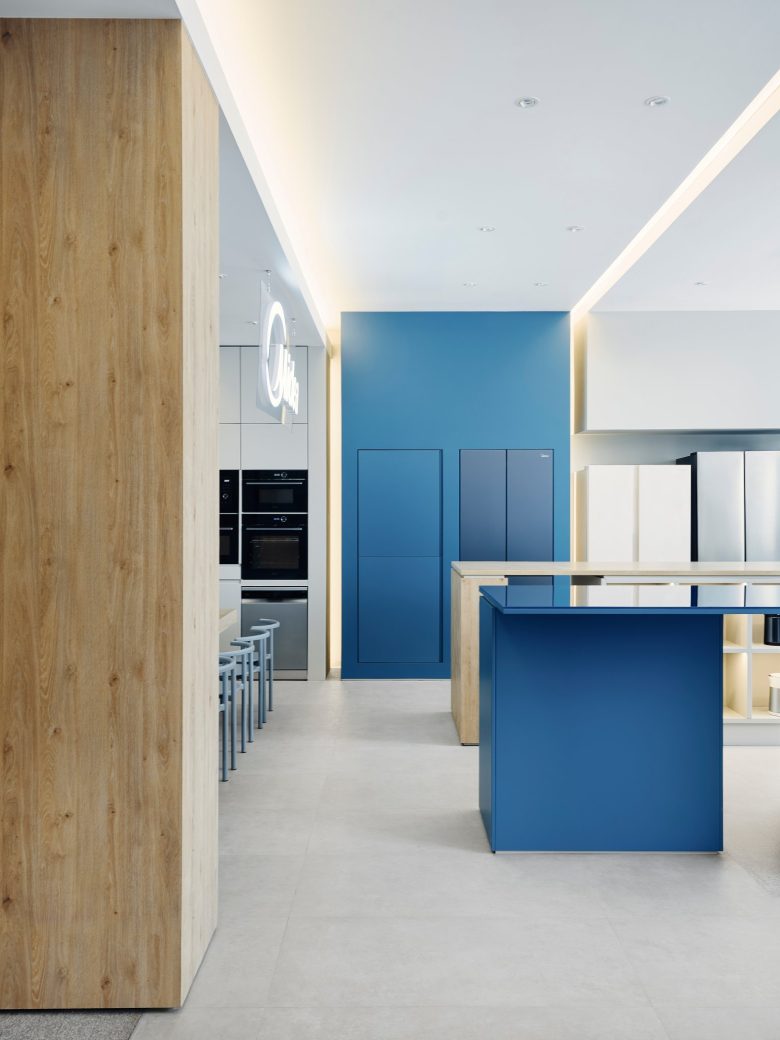 зал с духовыми шкафами Midea Showroom