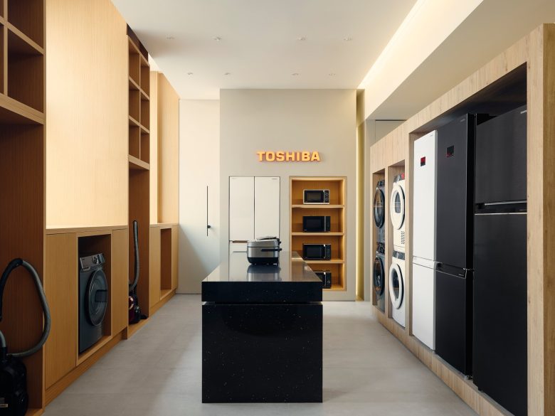 зал с холодильниками Midea Showroom