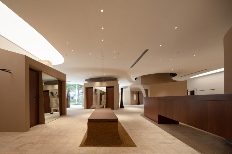 зал с лавочкой для примерки MOMO ERA