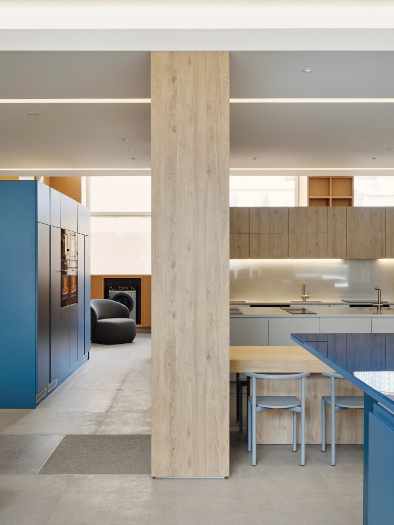 зал с мойками Midea Showroom