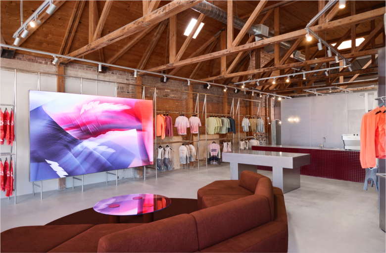 зал с мягким диван для ожидания MAAP Lab