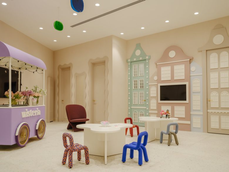 зал с невысокими столиками и маленькими стульчиками New children’s boutique тележка с цветами