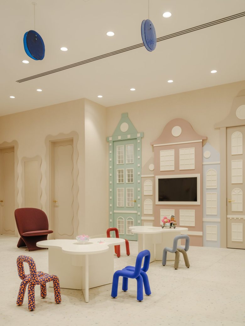 зал с невысокими столиками и маленькими стульчиками New children’s boutique вид сбоку