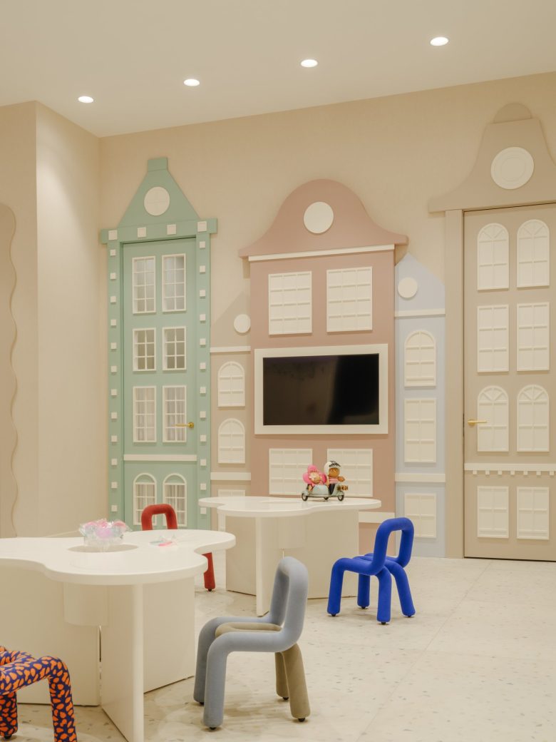 зал с невысокими столиками и маленькими стульчиками New children’s boutique