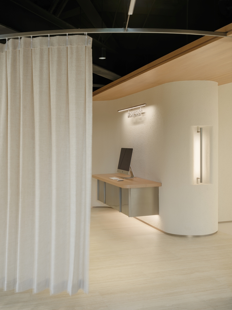 зал с перегородкой шторой Nikon Shanghai Flagship Store 2.0