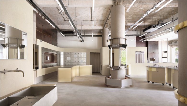 зал с подкатными витринами RERY Fashion Lifestyle Centre