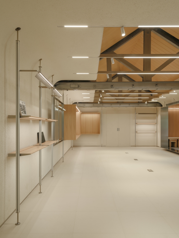 зал с полками витринами Nikon Shanghai Flagship Store 2.0