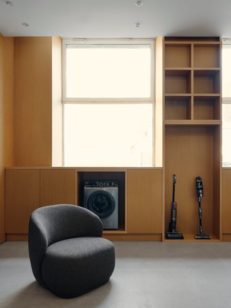 зал с пылесосами Midea Showroom