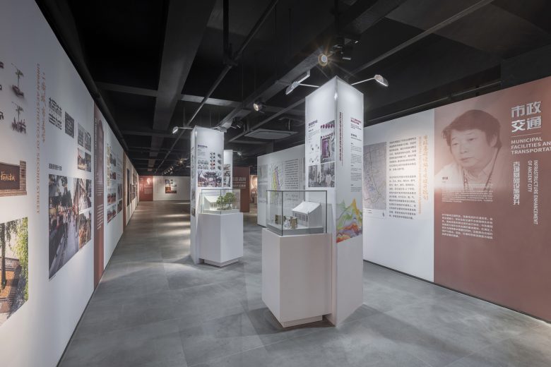 зал с витринами и постерами courtyard house by Tumushi Architects