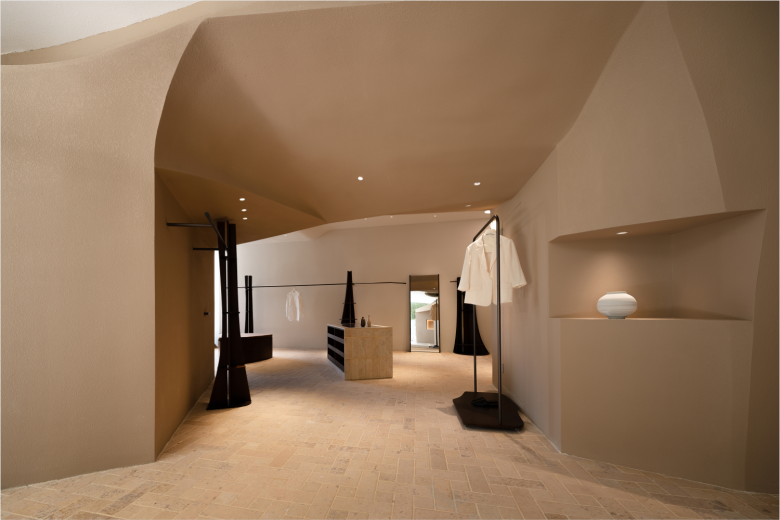 зал с вешалками одежды MOMO ERA