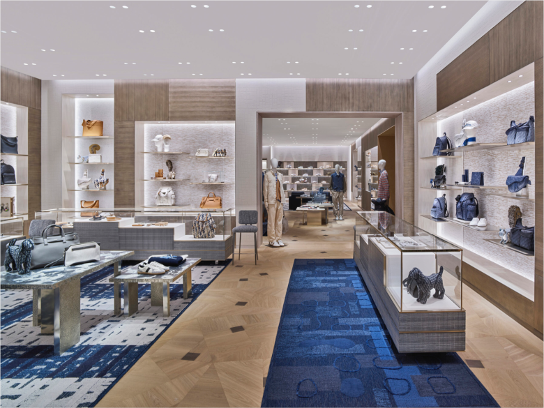 зал с витринами Dior store