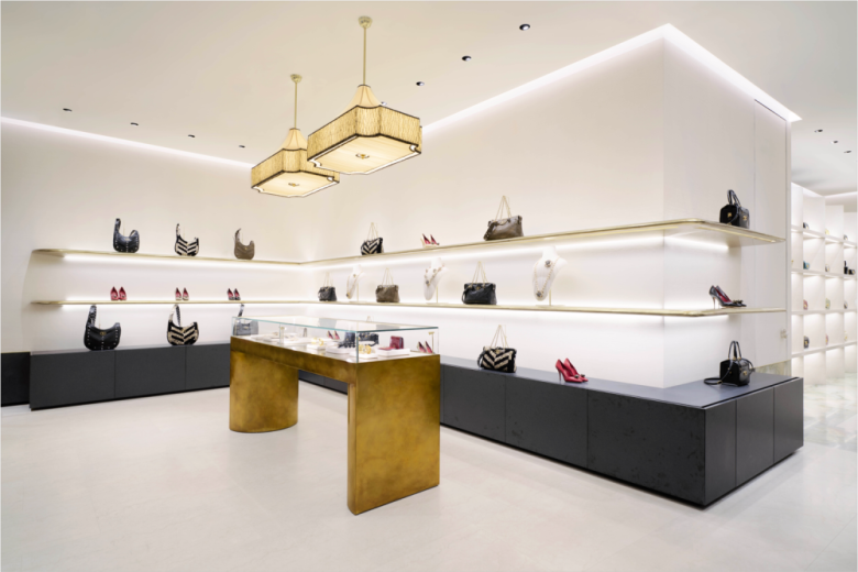 зал с витринами Valentino‘s