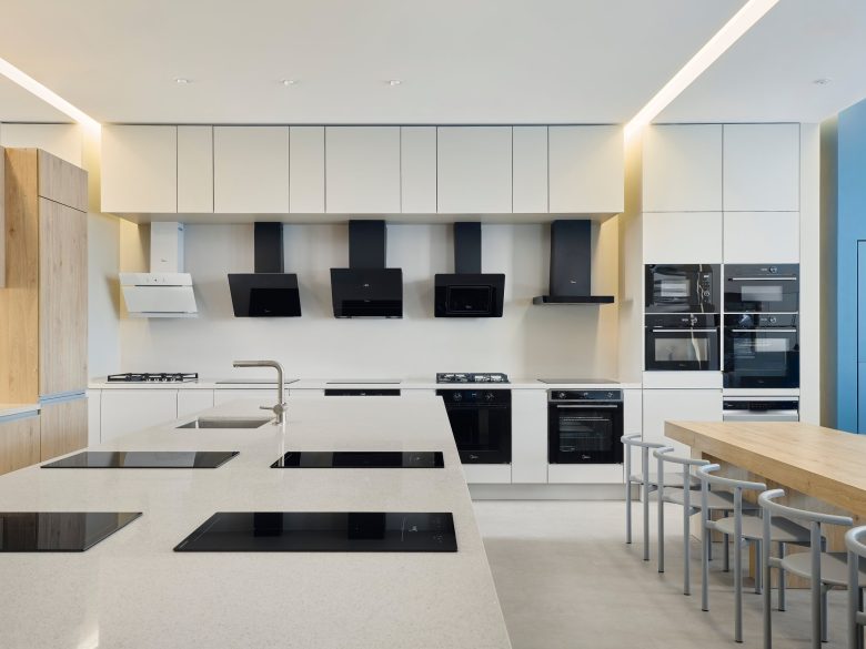 зал с вытяжками Midea Showroom
