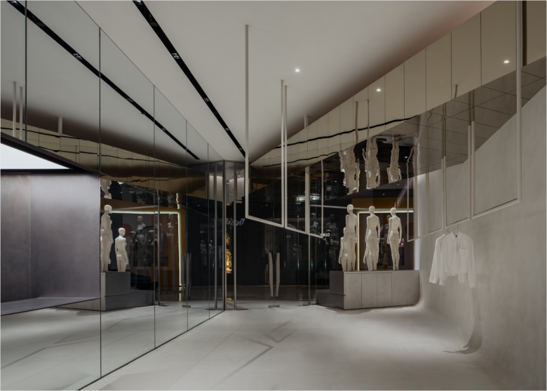 зал с зеркалами Club 21 store