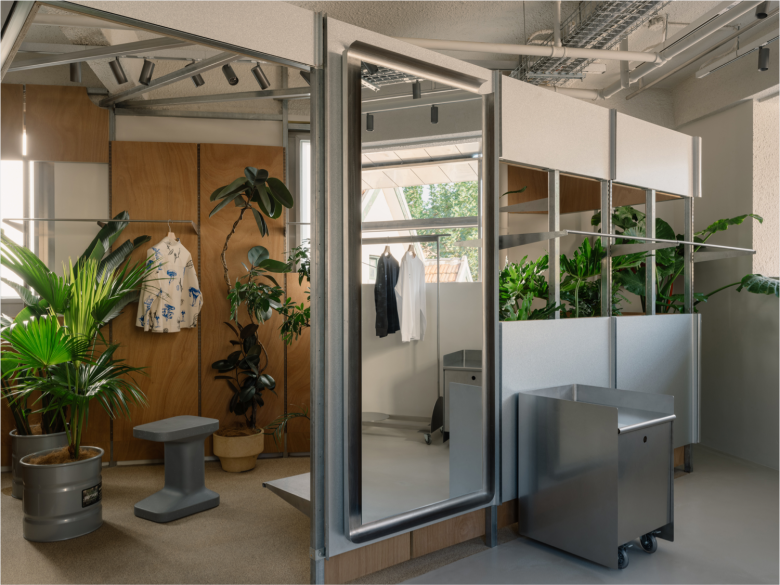 зал с зеркалом Element store