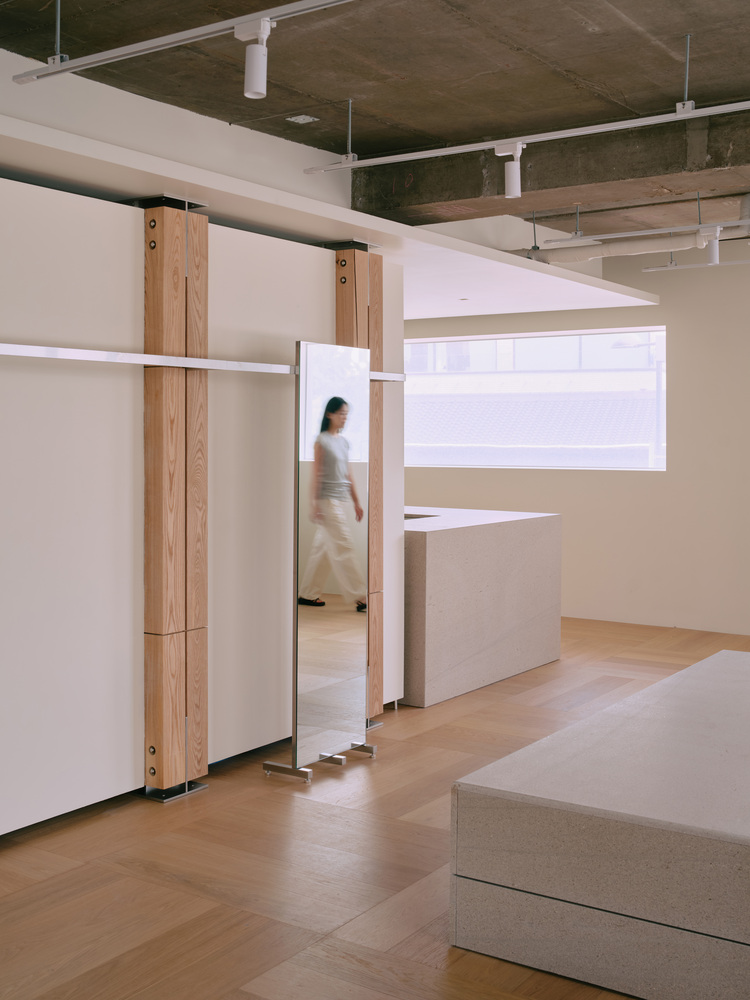 зал с зеркалом Verish от Studio Tama