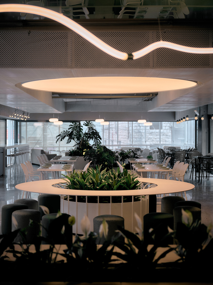 зал со столами и стульями Obeid Retail Complex