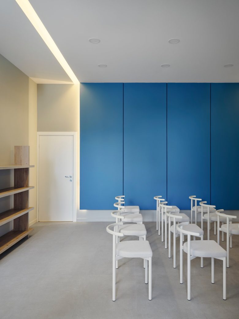 зал со стульями Midea Showroom