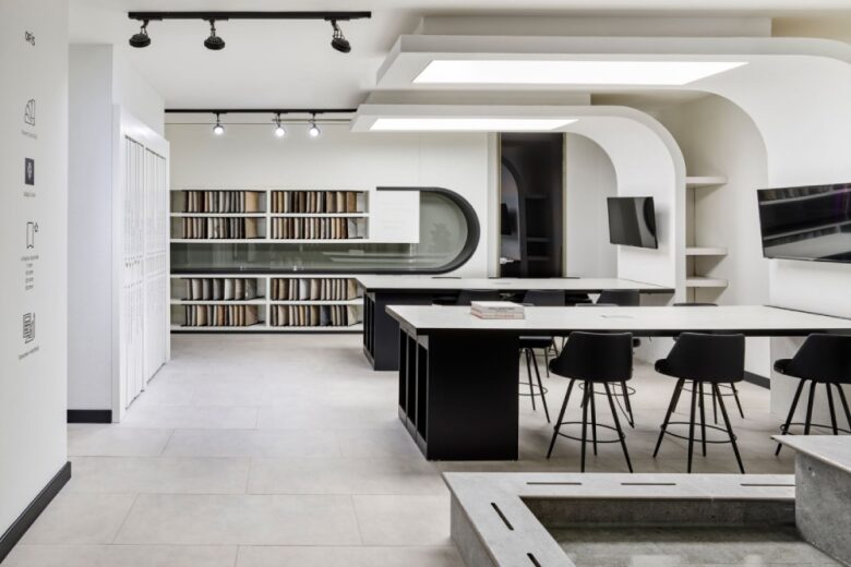 зал сто столами и стульями Decovita Etiler Showroom