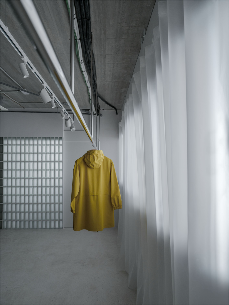 зал длинные вешалки у окна Tanta Showroom