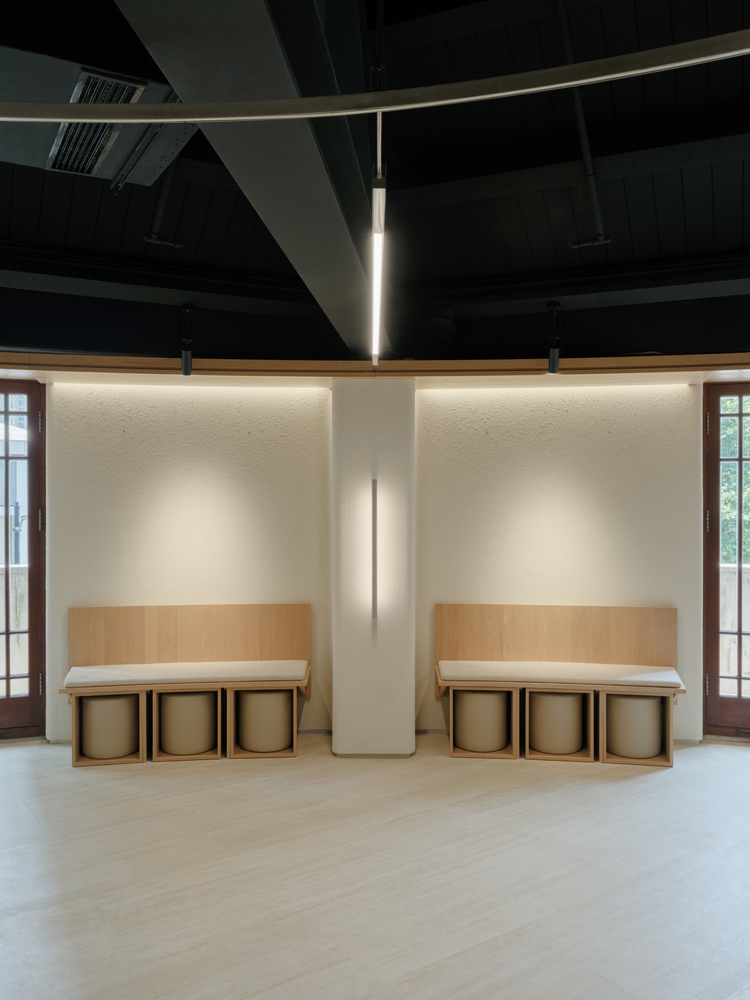 зал_лавочки у стены Nikon Shanghai Flagship Store 2.0