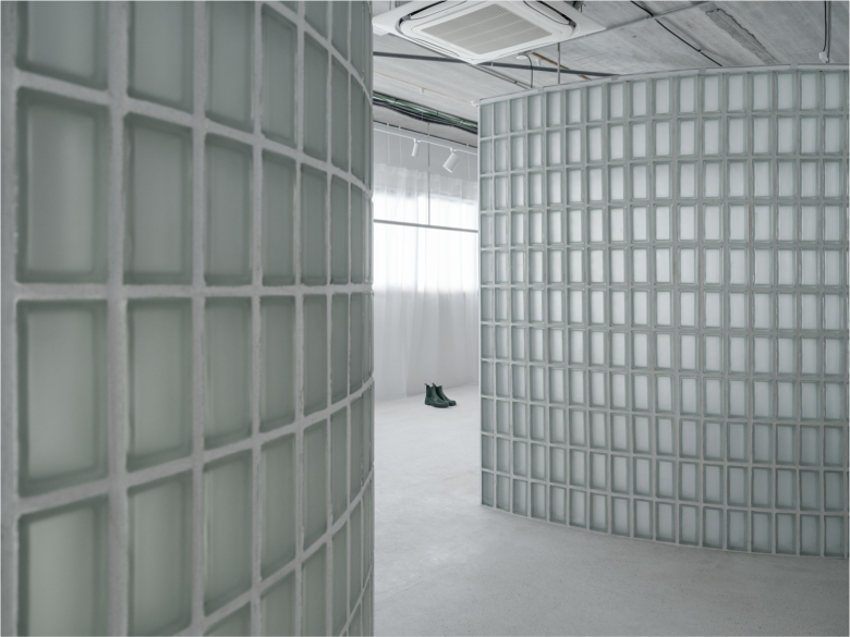 зал помещения позади торгового зала Tanta Showroom