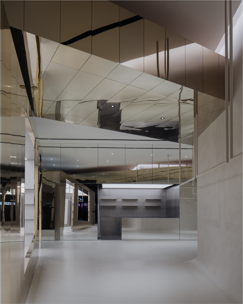 зеркала на стене Club 21 store